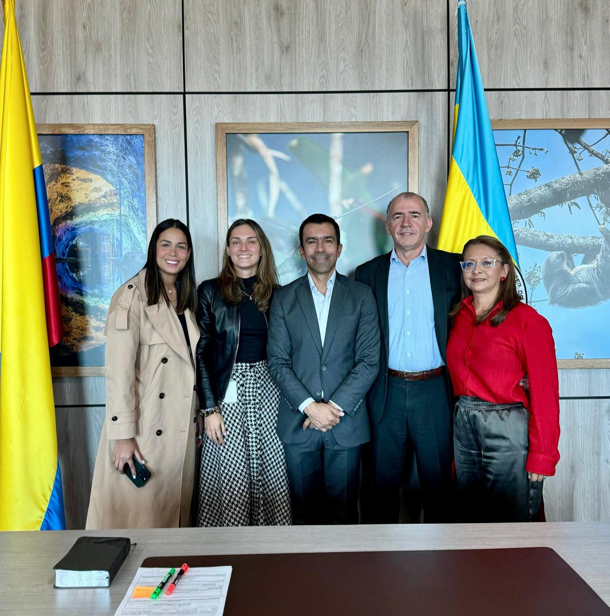 JorgeEmilioRey's tweet photo. #Agenda 📚 Con mucha expectativa, hoy recibimos en nuestro despacho al Director de la Federación Nacional de Comerciantes, Fenalco Bogotá - Cundinamarca, Juan Esteban Orrego, quien nos presentó su propuesta para fortalecer el desarrollo del comercio y apoyar el progreso de nuestro Departamento.

Parte de las conclusiones del encuentro👇🏼:

☀️Cundinamarca despierta 
🎭🤾Agenda futura cultural y deportiva 
🗣️Bilingüismo  
🛍️Emprendimiento 
🏪Apoyo y promoción de la tienda de Cundinamarca Kunamya 

Estos y otros temas fueron tratados durante el encuentro, en el que buscamos orientar esas pretensiones y anhelos de nuestro gobierno para con el desarrollo competitivo de los cundinamarqueses.