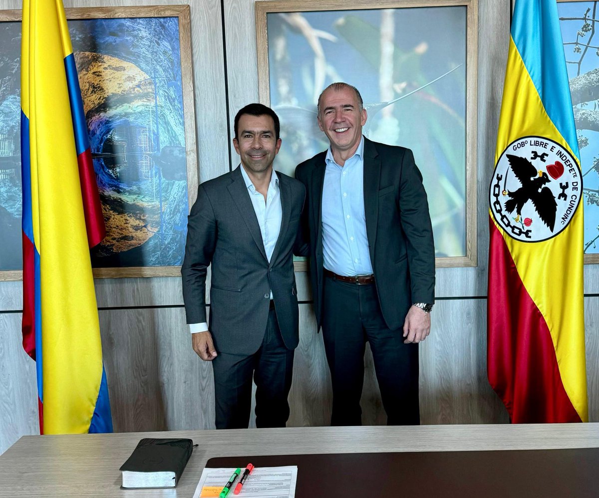 JorgeEmilioRey's tweet photo. #Agenda 📚 Con mucha expectativa, hoy recibimos en nuestro despacho al Director de la Federación Nacional de Comerciantes, Fenalco Bogotá - Cundinamarca, Juan Esteban Orrego, quien nos presentó su propuesta para fortalecer el desarrollo del comercio y apoyar el progreso de nuestro Departamento.

Parte de las conclusiones del encuentro👇🏼:

☀️Cundinamarca despierta 
🎭🤾Agenda futura cultural y deportiva 
🗣️Bilingüismo  
🛍️Emprendimiento 
🏪Apoyo y promoción de la tienda de Cundinamarca Kunamya 

Estos y otros temas fueron tratados durante el encuentro, en el que buscamos orientar esas pretensiones y anhelos de nuestro gobierno para con el desarrollo competitivo de los cundinamarqueses.