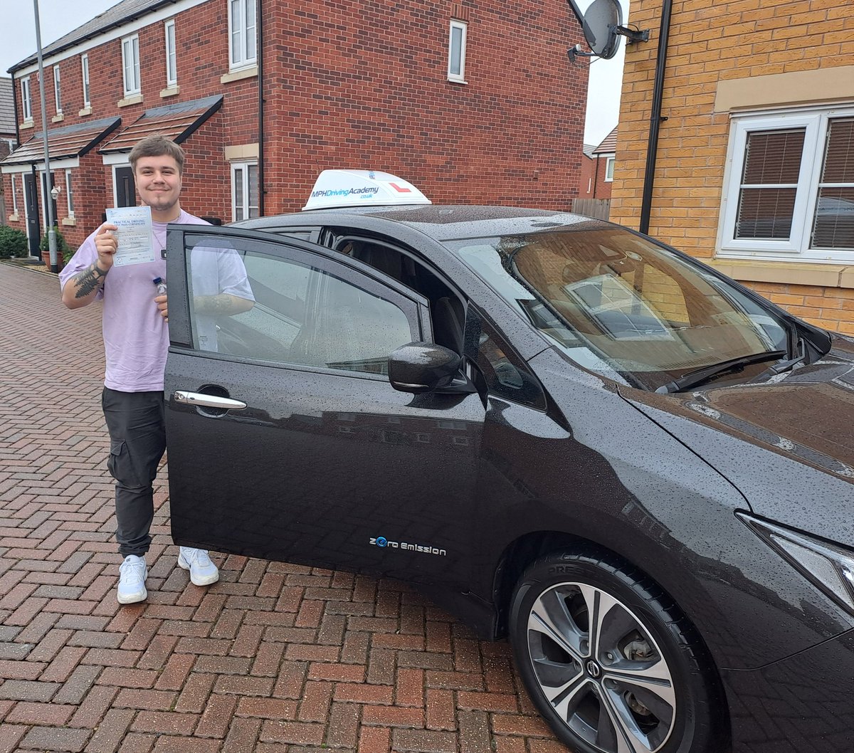 Congratulations to Joshua Aldiss - a 'flipping' great pass today👏🚗.
Time to celebrate with some pancakes 🥞!! #mphdrivingacademy #zeroemissions #nissanleaf 
mphdrivingacademy.co.uk