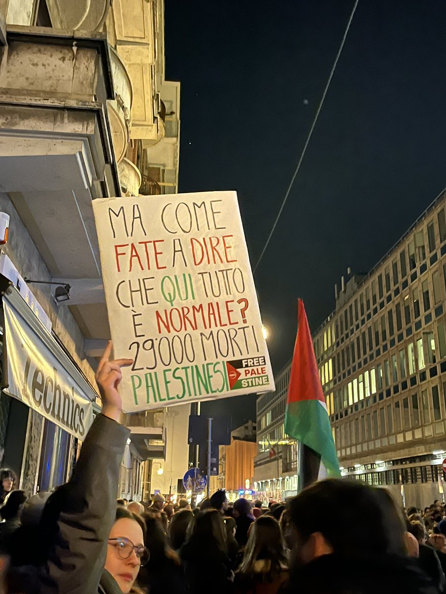 testasullescale's tweet photo. oggi a torino davanti la sede della r4i. ✊🏻🇵🇸🇵🇸🇵🇸 https://t.co/beQ9pWODNc