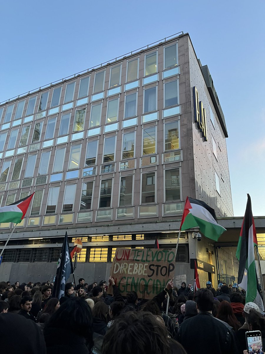 testasullescale's tweet photo. oggi a torino davanti la sede della r4i. ✊🏻🇵🇸🇵🇸🇵🇸 https://t.co/beQ9pWODNc