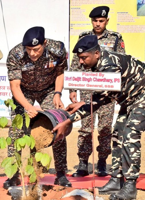 Laxmikantkl's tweet photo. @SSB_INDIA
आदरणीय दलजीत सिंह चौधरी जी इस फोटो के अनुसार आप पर्यावरण प्रेमी लग रहे हैं आपसे अनुरोध है कि
1. STOP Parking in #CPWDPARK
2. STOP use of car parking as Shop/Canteen/office in #EastBlkRKPuramND
प्रदूषण के कारणों पर प्रतिबंध लगाएं
SAVE Environment
SAVE LIFE
#DGSSB https://t.co/0eSay1f8Mj