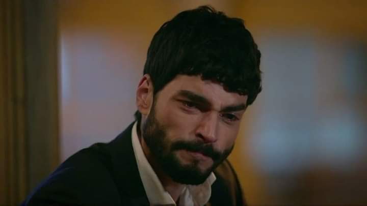 LAlkhby's tweet photo. كل شئ نستطيع أن نمزقه الى أشلاء ، الا الذكريات هي الي تمزقنا .!💔 https://t.co/YO23ErQJA7