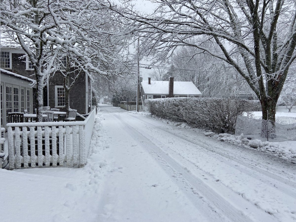 Ethan_Genter's tweet photo. Downtown Edgartown near the Vineyard Gazette office is got a few inches at least. No major power outages reported so far. https://t.co/Y5QQykwSsA