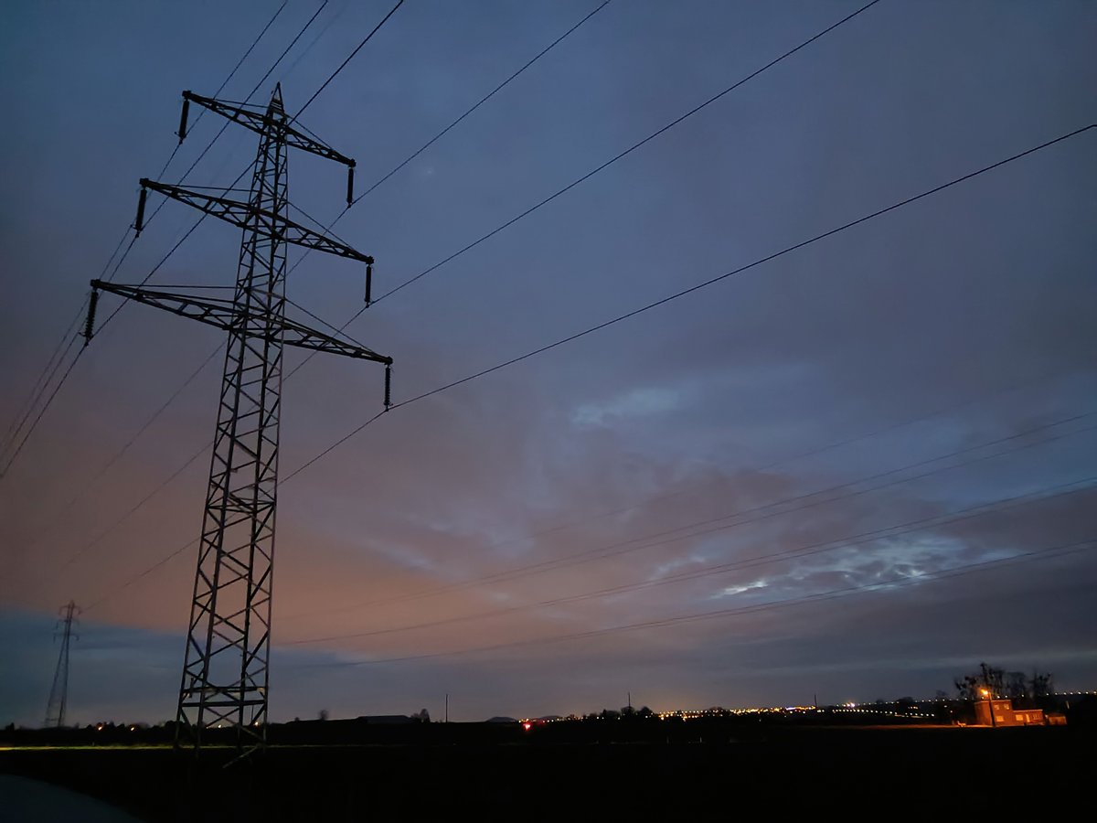 G7KVE's tweet photo. This evening's view from (more or less) the same spot.
#鉄塔 #hydrotower #pylôneélectrique #torreeléctrica https://t.co/BubTMZKu2M