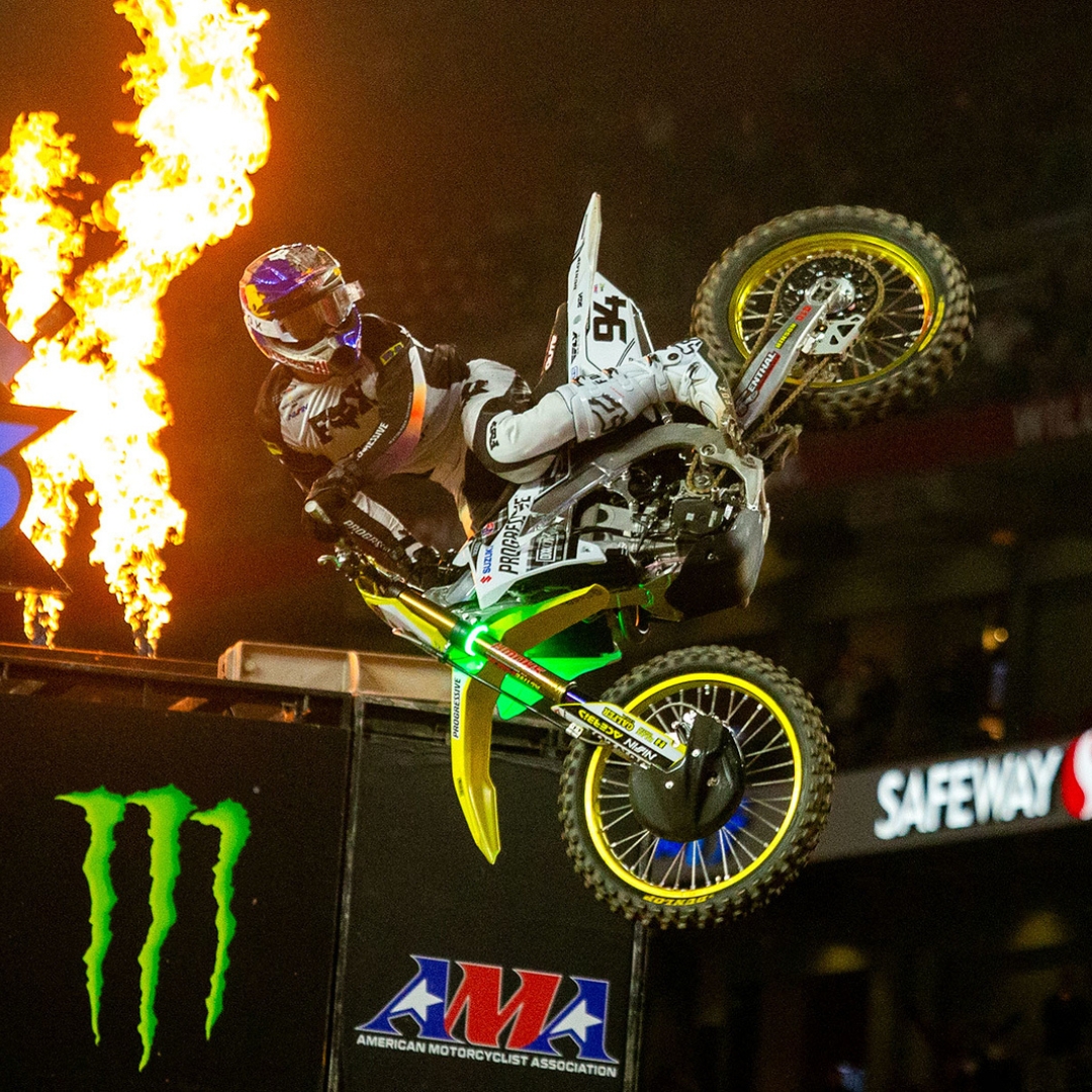 SuzukiBikesUK's tweet image. Ken Roczen took the holeshot and victory in Glendale over the weekend 🏆

A record-breaking crowd were treated to a masterclass by Roczen aboard his RM-Z450 as he led every lap of the main event and closed the gap at the top of the championship to 15 points! #Supercross #RMZ450