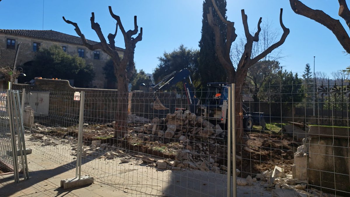CintoEnfurismat's tweet photo. A #Folgueroles l'ajuntament convergent diu que no hi han calers per pressupostos participatius.
Però per carregar-se els jardins de Can Dachs no hi ha problema de calers.
#TresPerCent https://t.co/HqmPv3gU0s
