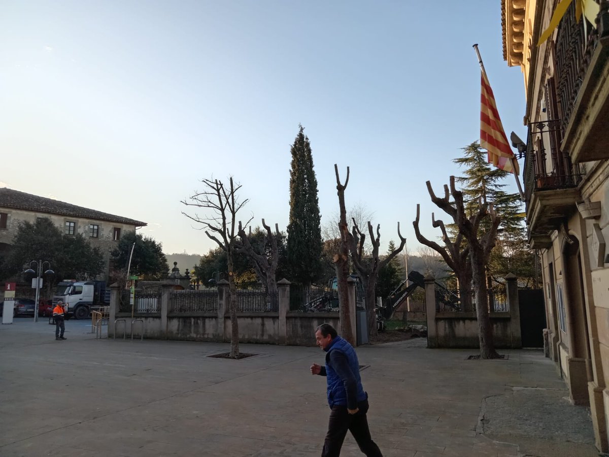 CintoEnfurismat's tweet photo. A #Folgueroles l'ajuntament convergent diu que no hi han calers per pressupostos participatius.
Però per carregar-se els jardins de Can Dachs no hi ha problema de calers.
#TresPerCent https://t.co/HqmPv3gU0s