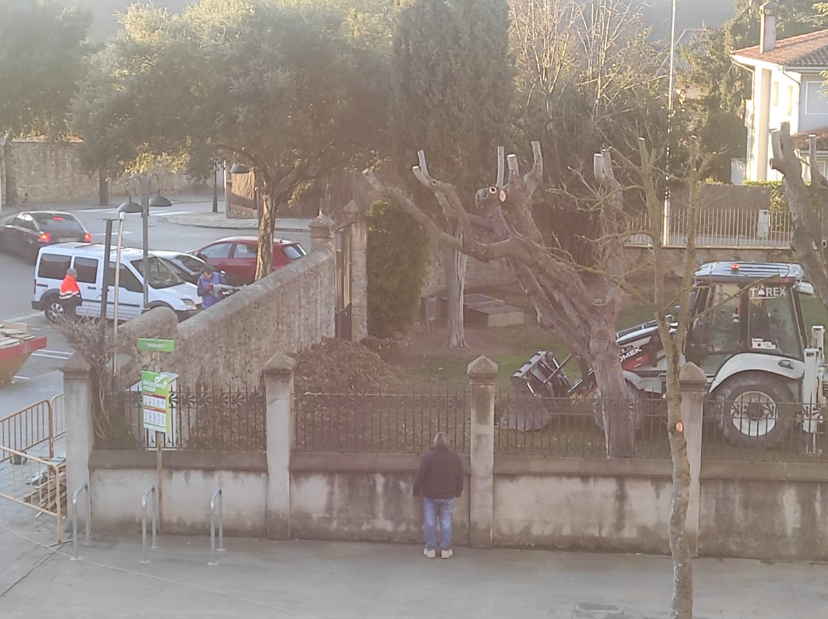 CintoEnfurismat's tweet photo. A #Folgueroles l'ajuntament convergent diu que no hi han calers per pressupostos participatius.
Però per carregar-se els jardins de Can Dachs no hi ha problema de calers.
#TresPerCent https://t.co/HqmPv3gU0s