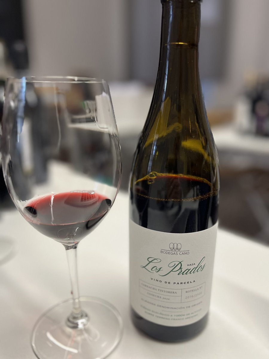 Uno vino que me ha sorprendido por su frescura y frutosidad primaria.

Acostumbrado a catar la Garnacha Tintorera en su plano más racial: con fruta confitada y mucha corpulencia, este vino -Los Prados 2022- de Bodegas Cano es una versión fresca de esta singular y rústica variedad