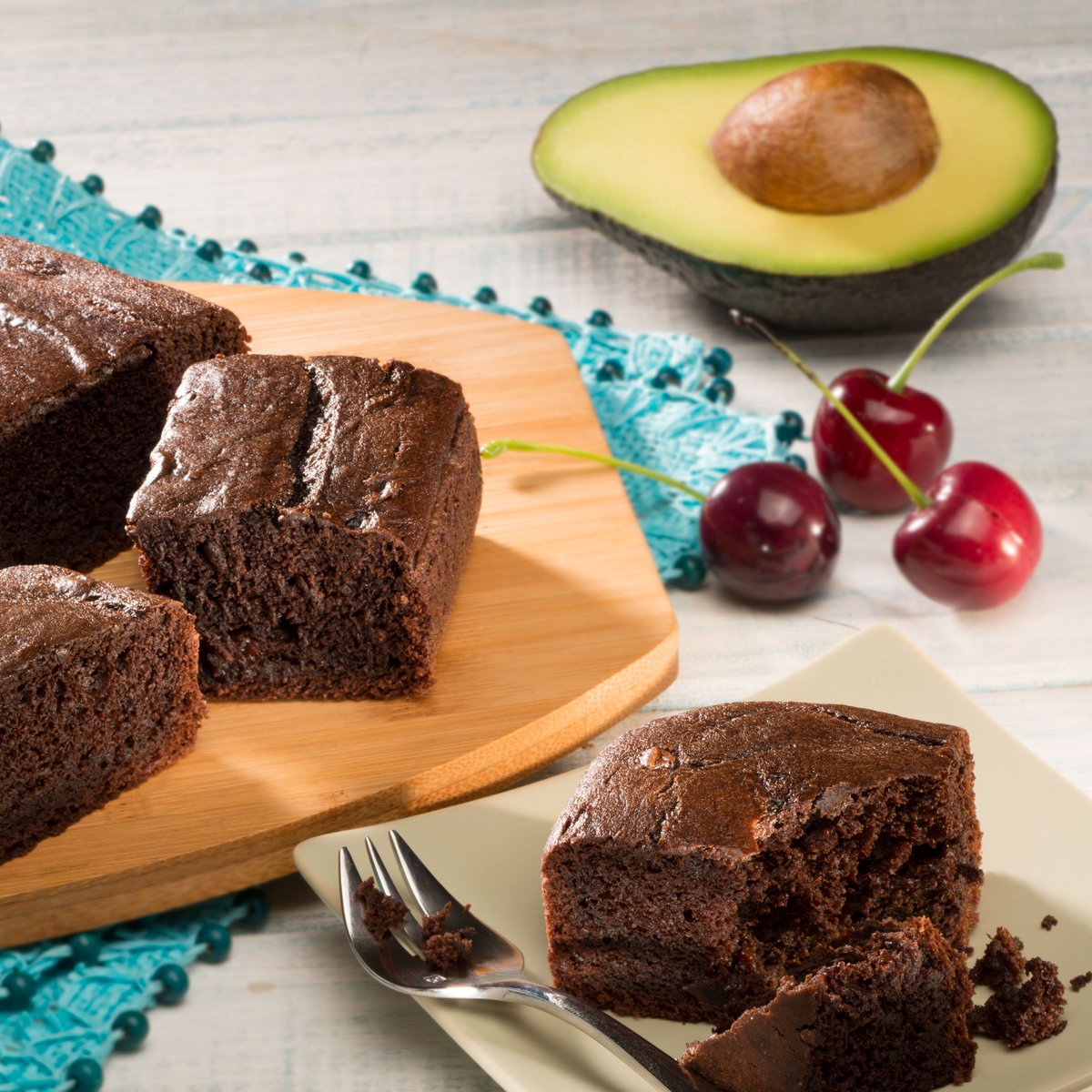 This chocolate, cherry, and avocado fudge cake will for SURE make your Valentine feel allllll the avo-love 😘 Try this recipe and impress your boo: bit.ly/496HBso 💚 #ValentinesDay #ValentinesDateIdeas #PastryRecipe