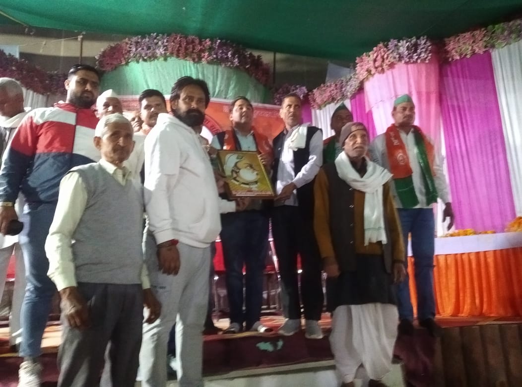 अलीगढ़ खैर पायल मैरिज गार्डन में महाराजा सूरजमल जी की जयंती मनाई गई कार्यक्रम सम्मिलित होकर नमन किया आयोजको द्वारा तस्वीर व पटका पहनाकर सम्मानित किया #कुलदीपचौधरी #क्षेत्रीयअध्यक्षब्रजपरांत #किसानप्रकोष्ट #rld_जिला_पंचायत_सदस्य_अलीगढ़