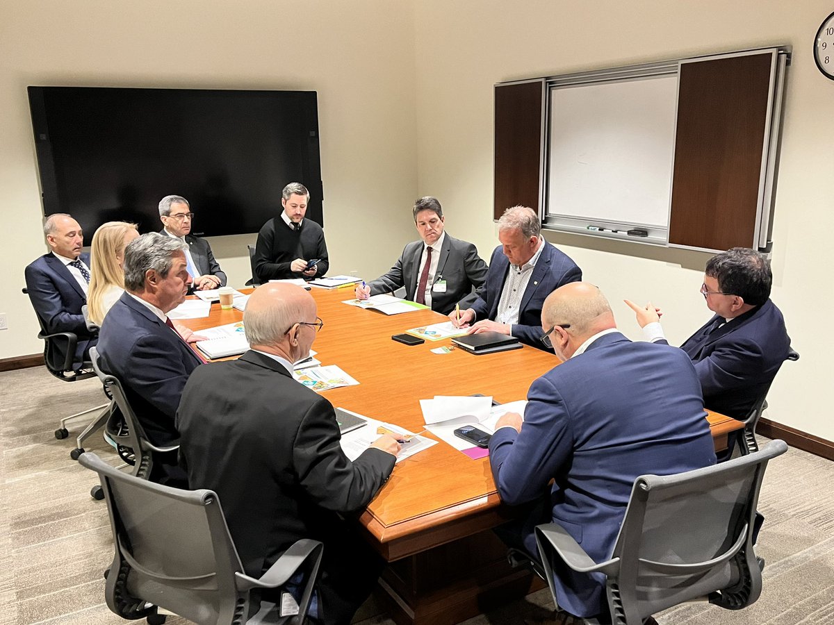L'implication de tous les élus est essentielle afin d'apporter des solutions aux défis en agriculture. Lors d'une rencontre avec les députés québécois du <a href="/PCC_HQ/">Parti conservateur</a>, nous avons échangé sur les enjeux auxquels nous sommes confrontés. Merci de votre accueil! #polcan #AgCan