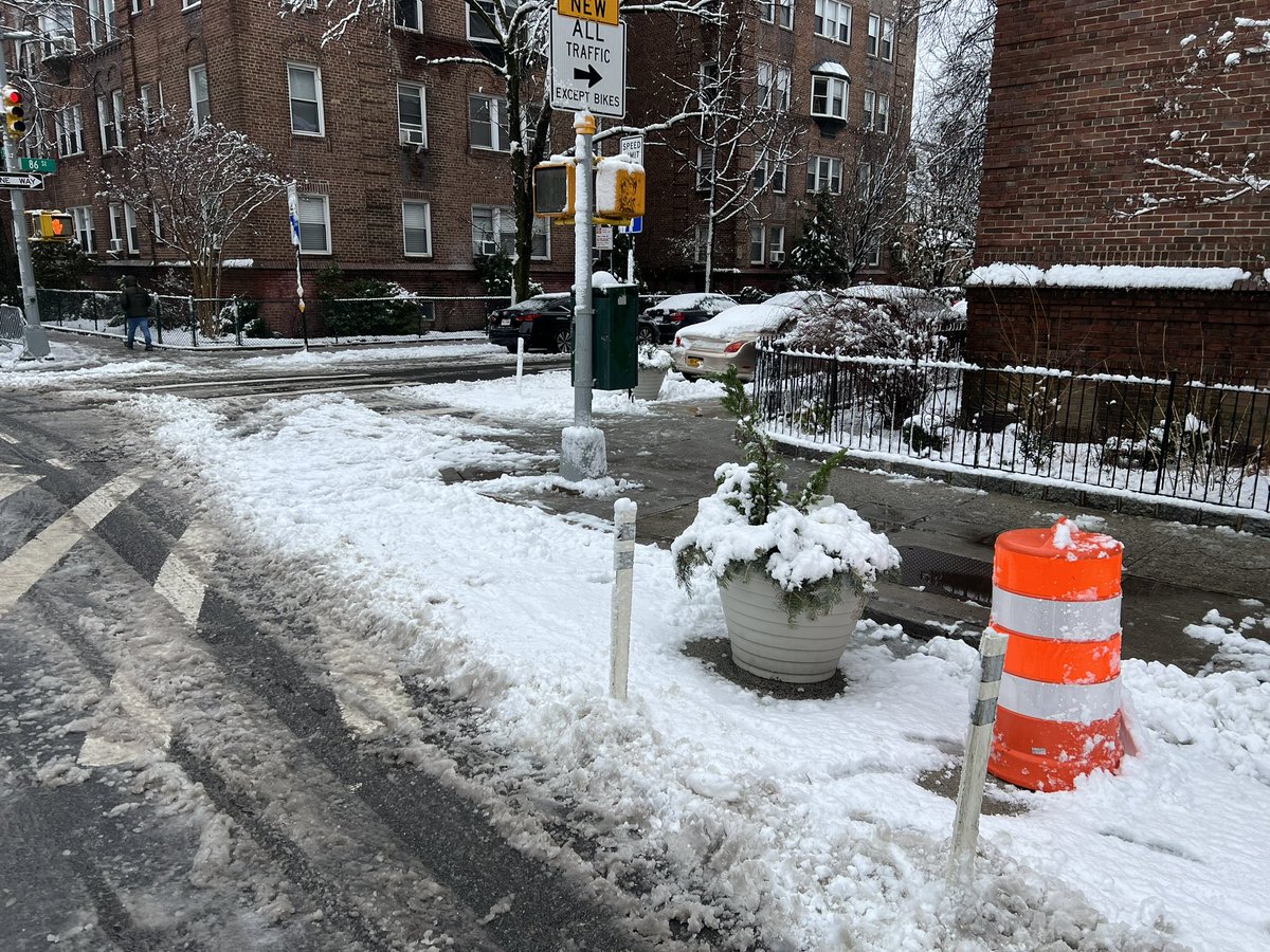 Streetfilms's tweet photo. When the #sneckdown &amp; “daylighting” match!! As you can see we can do #universaldaylighting everywhere!

@StreetsblogNYC @OpenPlans @NYC_DOT @NYCMayor @TransAlt @CMCarlinaRivera @voteshekar @bikenewyork @LincolnRestler @votejgr @CMShahanaHanif @CMCrystalHudson @CMJulieWon https://t.co/zTgzZ2FSGL