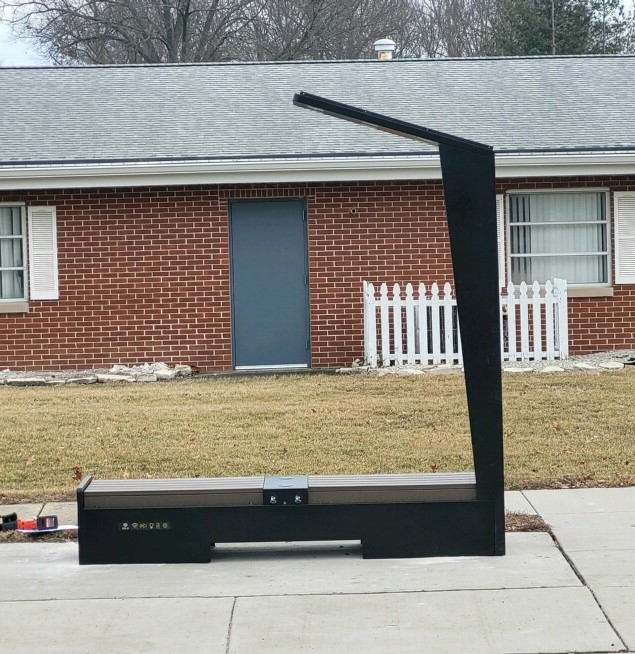 vmWareWolf's tweet image. Transit authorities in Decatur, IL (where buses are currently operating on &quot;snow schedule&quot;), are crowing about their new solar-powered, Wi-Fi enabled bus stops installed under a grant that provide zero physical shelter from the elements.

#hellscapeAnatomy 
#hostileArchitecture