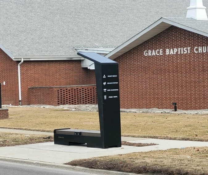 vmWareWolf's tweet image. Transit authorities in Decatur, IL (where buses are currently operating on &quot;snow schedule&quot;), are crowing about their new solar-powered, Wi-Fi enabled bus stops installed under a grant that provide zero physical shelter from the elements.

#hellscapeAnatomy 
#hostileArchitecture