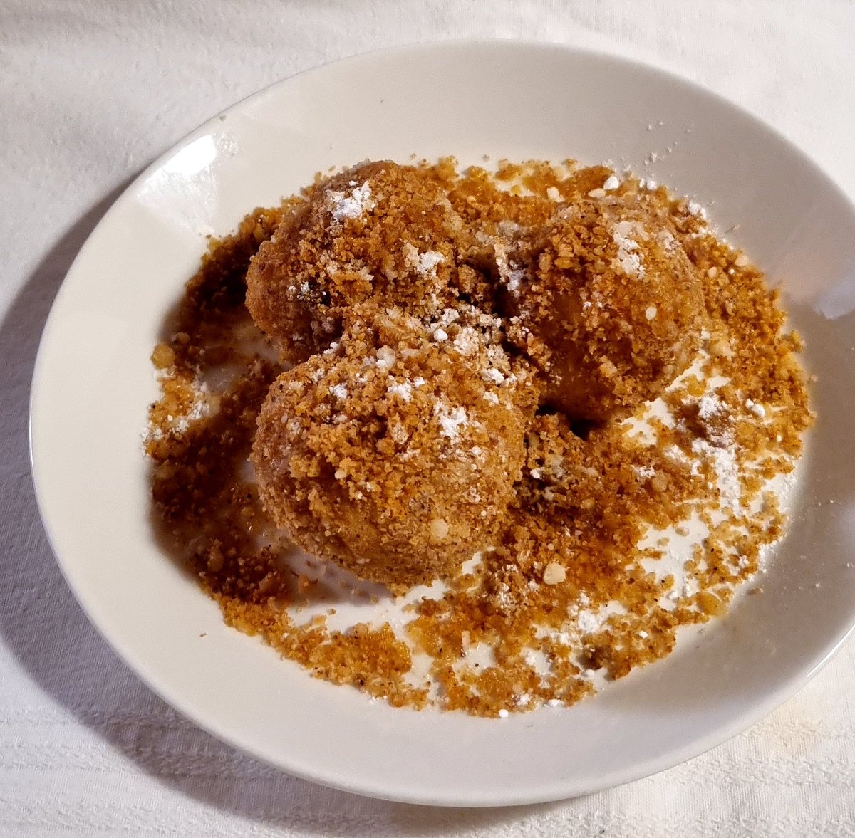 Es braucht nicht viel um gut zu Essen: Lavanttaler Apfelknödel nach einem Rezept von @kueche_Isi. Für die Brösl und drüber hab ich mir die gute Butter von #kaslabn gegönnt. 
Hier entlang zum Rezept
kuechenfreundin.at/lavanttaler-ap…