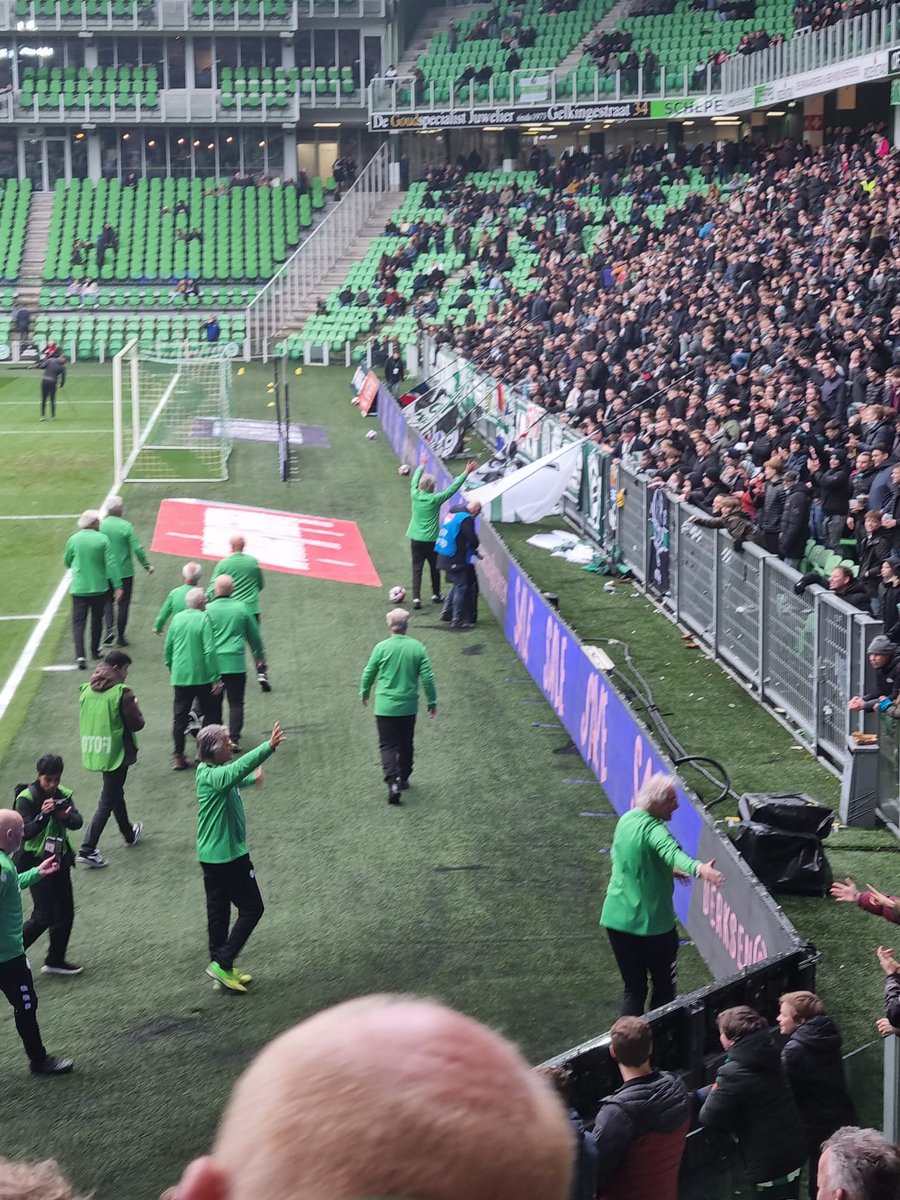 AndyKlooster's tweet photo. @JacobDekker5 @fcgroningen Mooi om je zo te zien, Jaap 👊⚽️ en  dat je er al zoveel jaren van geniet👌 hierbij ff een paar geluksmomenten van jou https://t.co/fVTyRjp9uQ