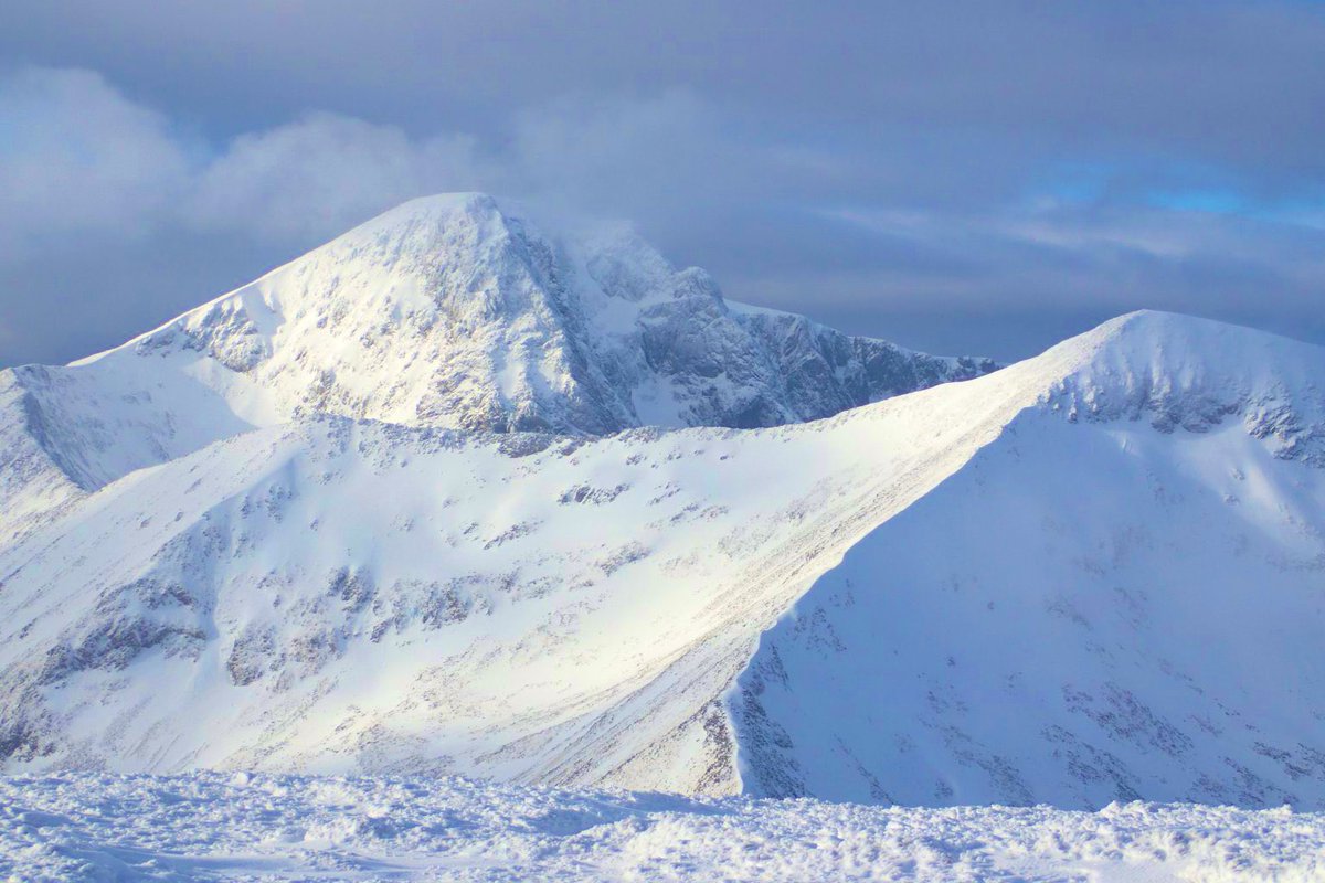 A fine view of Ben Nevis and Carn Mòr Dearg, take a couple days ago by the Scottish Avalanche Information Service. lochaberblog.sais.gov.uk/2024/02/avalan…