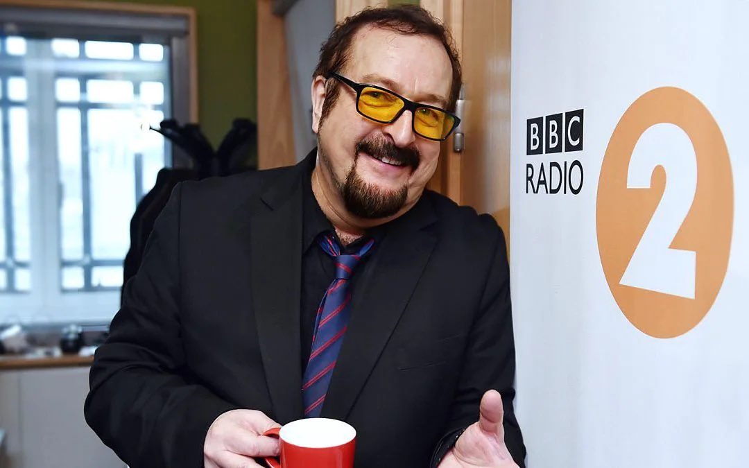 Welsh871's tweet photo. Absolutely gutted that the radio voice that was always there has died.
Well done to @sarajcox for keeping it together in what must have been a very difficult show. 
#SteveWright #wichitalineman

Final Steve Wright in the afternoon closing https://t.co/9VVsc1a6kt via @YouTube https://t.co/QVcsRWGZLM