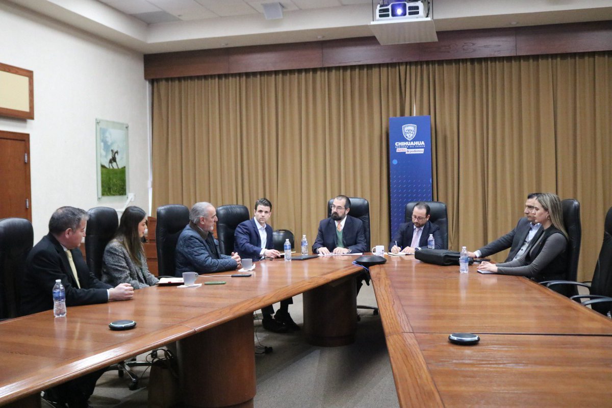 stpschihuahua's tweet photo. Está mañana el secretario del Trabajo y Previsión Social, Diódoro Siller y el secretario @SIDEChih Ulises Fernández se reunieron con los representantes de #Cancham quienes buscan aperturar la sede del capítulo Pacifico Norte en Chihuahua.
#JuntosDamosResultados https://t.co/T8PVB7FMrY