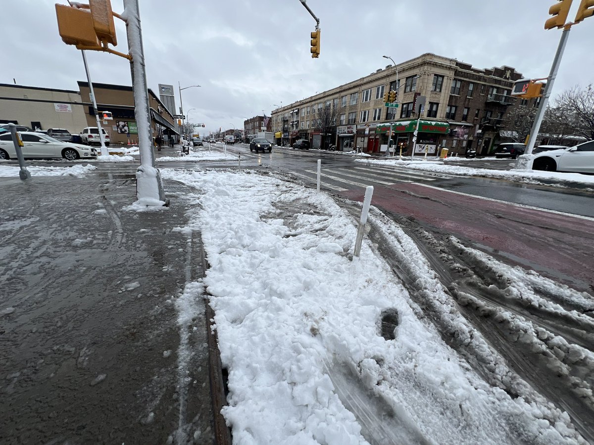 Streetfilms's tweet photo. We can do #UniversalDaylighting everywhere!

 #sneckdown = daylighting 

@chabot_jackson @Naparstek @BrooklynSpoke @HildaBikes @KathyParkPrice @dahvnyc @ebkent https://t.co/61GSmKVUoY