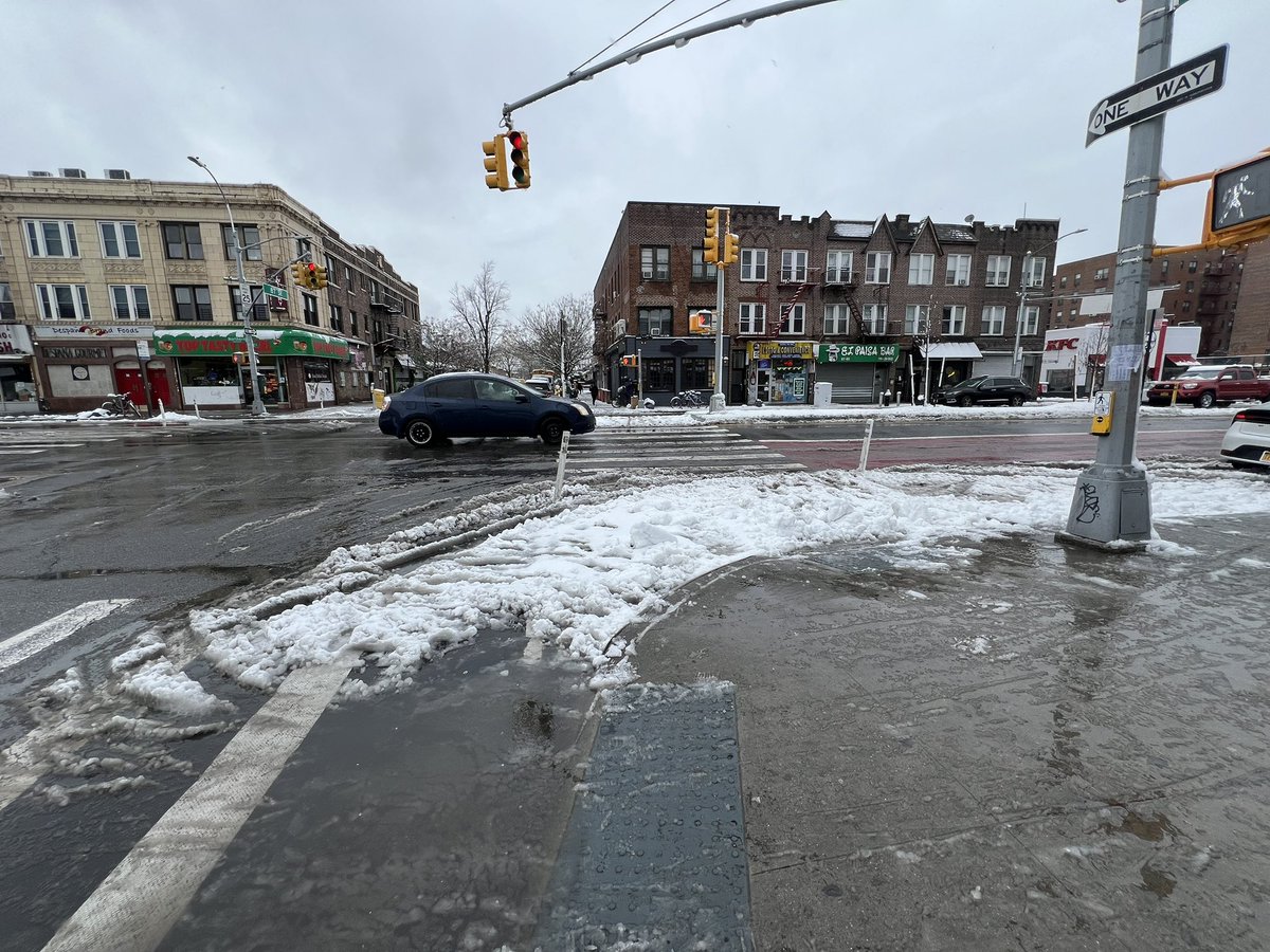 Streetfilms's tweet photo. We can do #UniversalDaylighting everywhere!

 #sneckdown = daylighting 

@chabot_jackson @Naparstek @BrooklynSpoke @HildaBikes @KathyParkPrice @dahvnyc @ebkent https://t.co/61GSmKVUoY