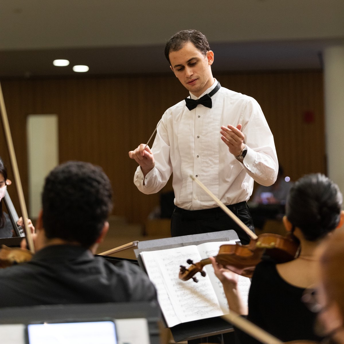 Conductor Elliot Roman will lead the musical ensemble underStaffed on Thursday, performing pieces by Schulhoff, Berg, Zelenka, Bach. Join us for a fine evening. #guaranteed Tickets: bit.ly/49pmFwR #classicalmusic #nyc #culture #ues #nightout