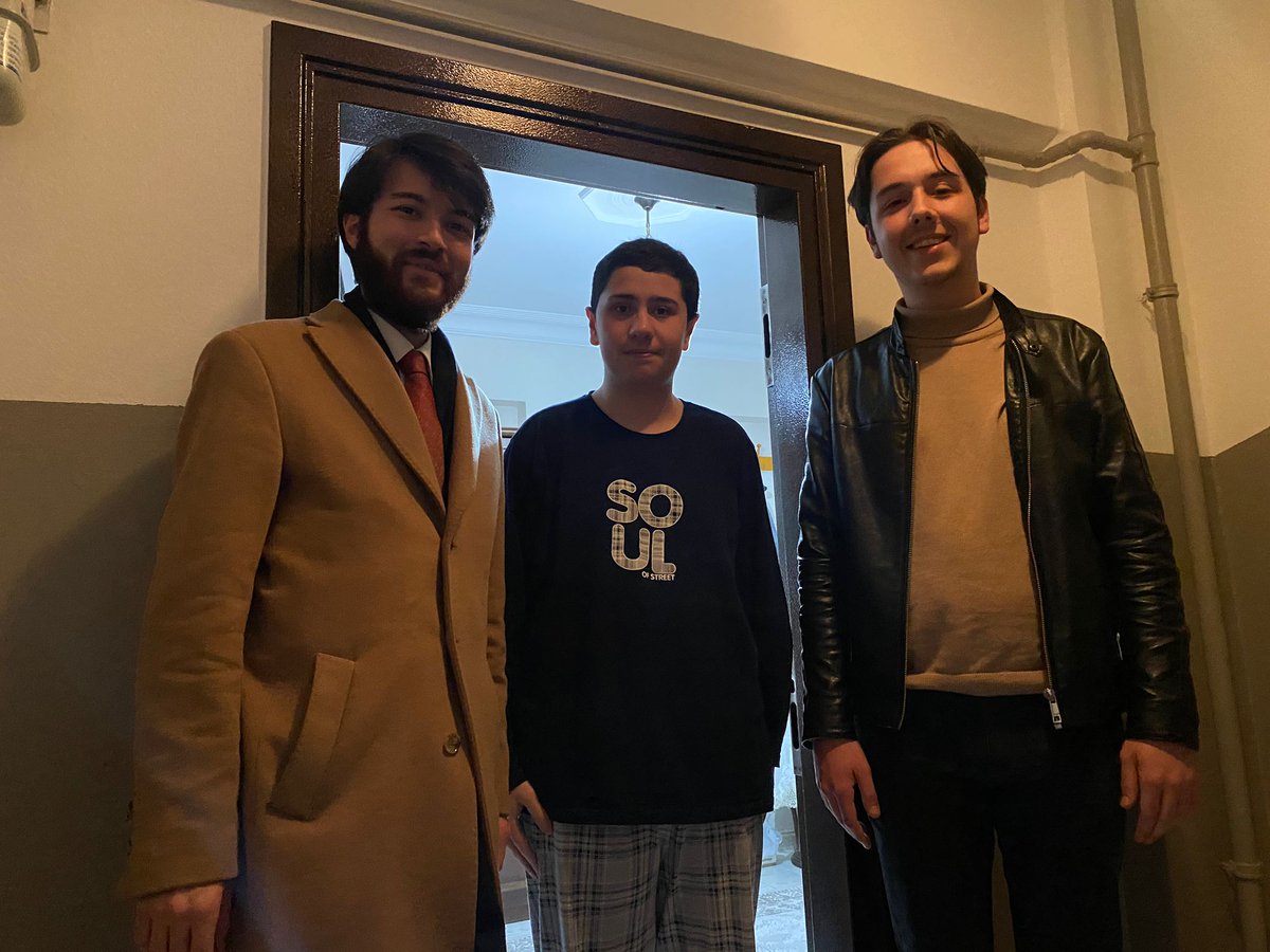 AkgencZburnu's tweet photo. İl GK Yönetim Kurulu üyemiz @omeralpcakar ile birlikte ilk defa oy kullanacak Genç kardeşlerimizin doğum günlerini kutladık.🎂

#SensizOlmaz https://t.co/MeJKzixmqb