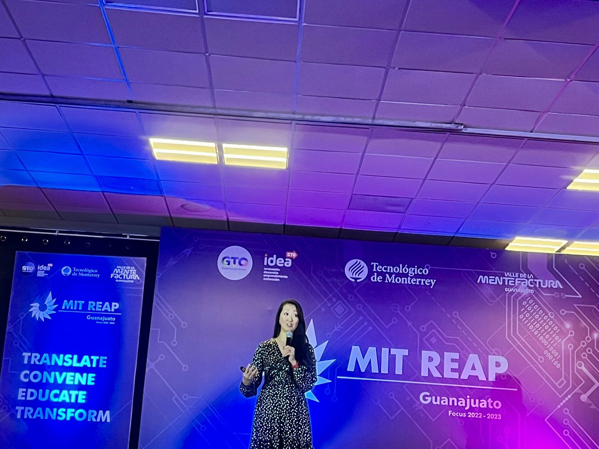 AdrianaMartW's tweet image. Un gusto coincidir con mi amiga #RoxanaContreras en el lanzamiento de la estrategia #MITReap. Su emprendimiento 🚀💫 es uno de los 5 seleccionados en este programa!! Bravo 🤩 

Escuchamos la conferencia de @rebecahwang “Cómo la #IA cambiará los #ecosistemasdeinnovación “ 🤓