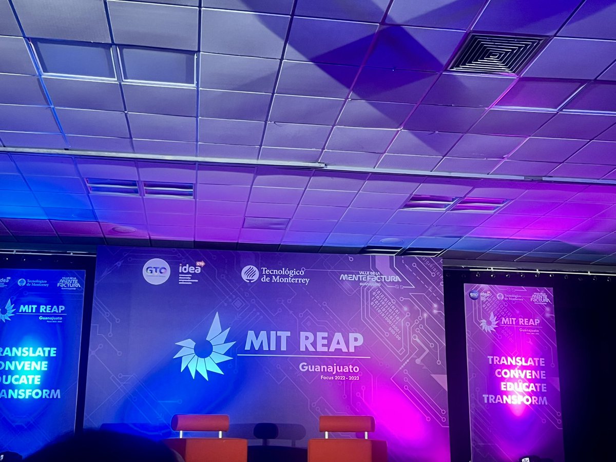 AdrianaMartW's tweet image. Un gusto coincidir con mi amiga #RoxanaContreras en el lanzamiento de la estrategia #MITReap. Su emprendimiento 🚀💫 es uno de los 5 seleccionados en este programa!! Bravo 🤩 

Escuchamos la conferencia de @rebecahwang “Cómo la #IA cambiará los #ecosistemasdeinnovación “ 🤓