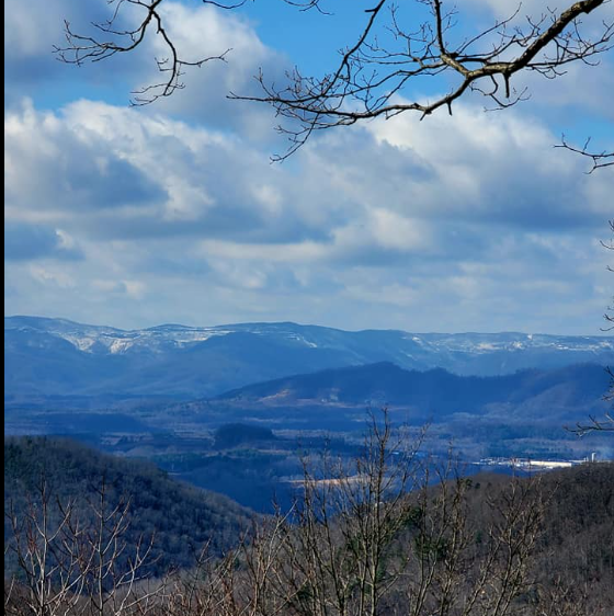 debbiesuesviews's tweet photo. It was a little cool but no better place to talk with God and do a little thinking than walking on the mountain today.
#talkingwithGod #mountains #NatureBeauty #nature #Serenity #PeaceOfMind #God https://t.co/qhTnm0zSfN