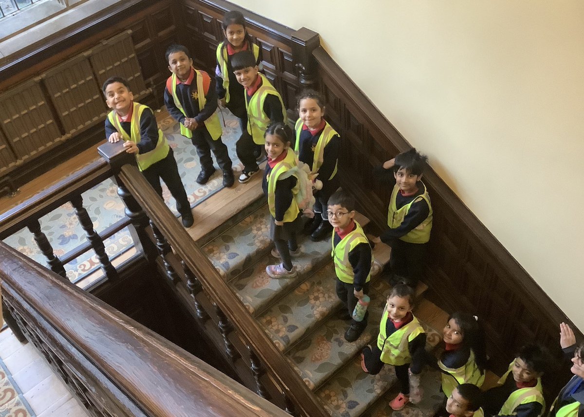 denbighprimary's tweet photo. Today, our Year 1 classes took a trip back in time to @WardownHouse🏛️🕰️ They got hands-on with history, exploring homes and toys from the past. It was amazing to see them engage with the exhibits and learn about our rich past.🌟 #learnthroughplay #primaryhistory #exploringthepast https://t.co/4SNU6kT4HQ