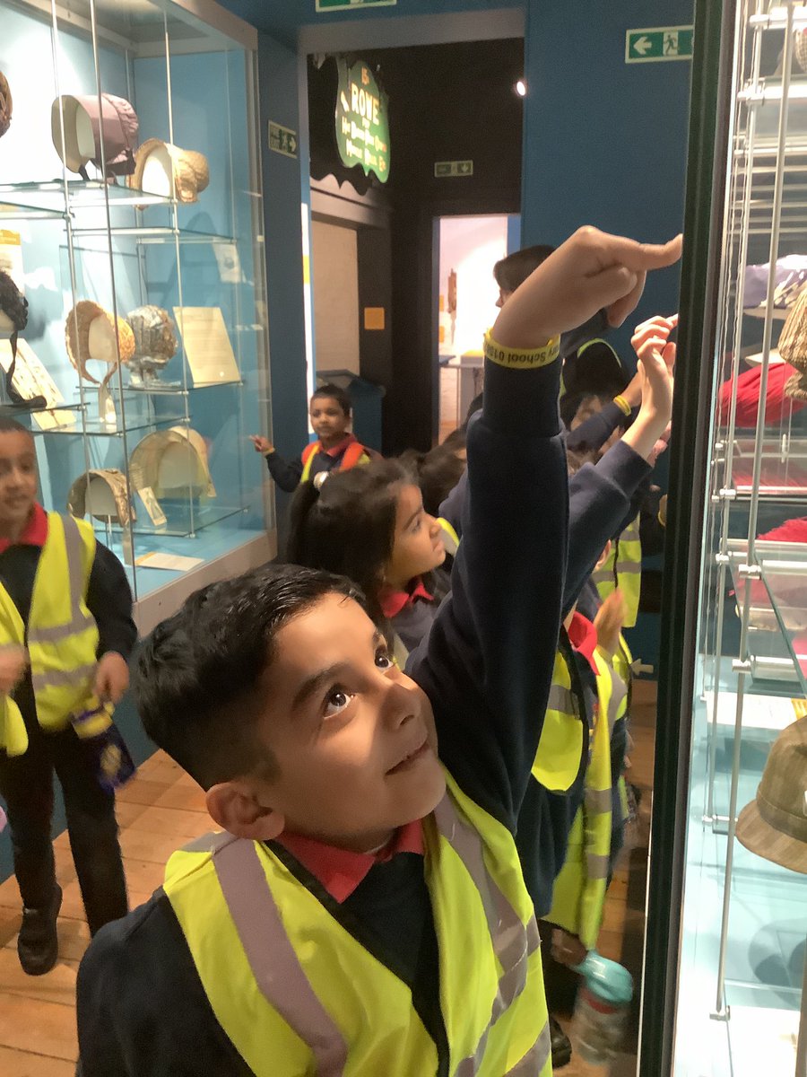 denbighprimary's tweet photo. Today, our Year 1 classes took a trip back in time to @WardownHouse🏛️🕰️ They got hands-on with history, exploring homes and toys from the past. It was amazing to see them engage with the exhibits and learn about our rich past.🌟 #learnthroughplay #primaryhistory #exploringthepast https://t.co/4SNU6kT4HQ