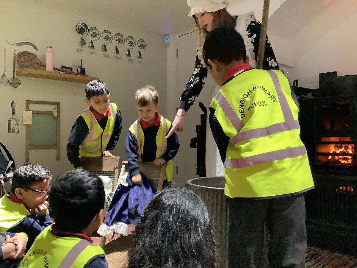 denbighprimary's tweet photo. Today, our Year 1 classes took a trip back in time to @WardownHouse🏛️🕰️ They got hands-on with history, exploring homes and toys from the past. It was amazing to see them engage with the exhibits and learn about our rich past.🌟 #learnthroughplay #primaryhistory #exploringthepast https://t.co/4SNU6kT4HQ