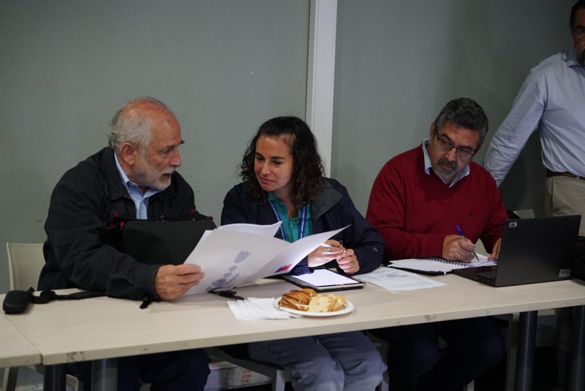 🔴 Ministro <a href="/carlosmontestwt/">Carlos Montes</a> junto a ministras <a href="/camila_vallejo/">Camila Vallejo Dowling</a> y <a href="/javieratoroc/">Javiera Toro Cáceres</a> se reúnen con representantes de la <a href="/CChC_Chile/">Cámara Chilena de la Construcción</a> en la región de #Valparaíso para trabajar en el proceso de reconstrucción de viviendas en las zonas afectadas por incendios.