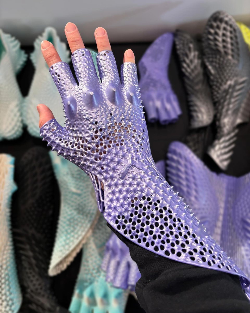 parametricarch's tweet photo. Fully 3d-printed elastic lattice glove designed for Puma's Mostro runway show by @bloor___, @mr_danny_t, and @aliveform.bio.
📸 Commeconception
#parametricarchitecture #3dprinting #computationaldesign #puma #glovedesign https://t.co/miUt36S985