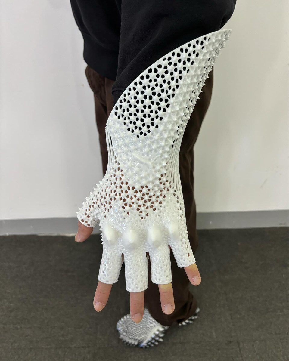 parametricarch's tweet photo. Fully 3d-printed elastic lattice glove designed for Puma's Mostro runway show by @bloor___, @mr_danny_t, and @aliveform.bio.
📸 Commeconception
#parametricarchitecture #3dprinting #computationaldesign #puma #glovedesign https://t.co/miUt36S985