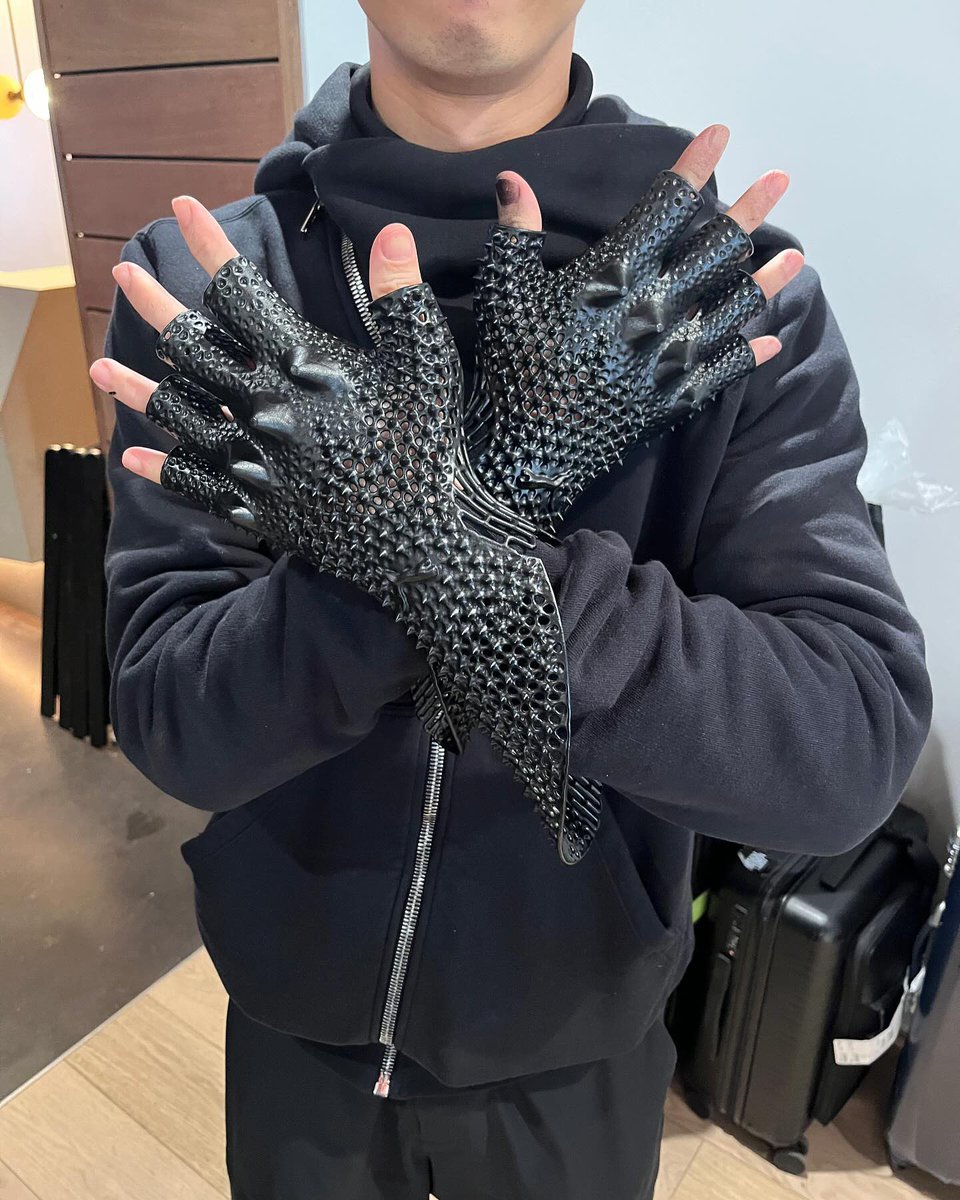 parametricarch's tweet photo. Fully 3d-printed elastic lattice glove designed for Puma's Mostro runway show by @bloor___, @mr_danny_t, and @aliveform.bio.
📸 Commeconception
#parametricarchitecture #3dprinting #computationaldesign #puma #glovedesign https://t.co/miUt36S985