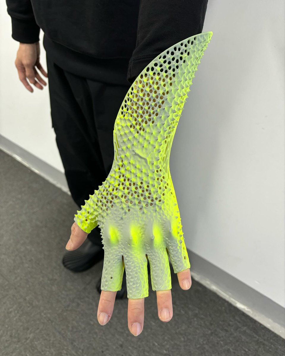 parametricarch's tweet photo. Fully 3d-printed elastic lattice glove designed for Puma's Mostro runway show by @bloor___, @mr_danny_t, and @aliveform.bio.
📸 Commeconception
#parametricarchitecture #3dprinting #computationaldesign #puma #glovedesign https://t.co/miUt36S985