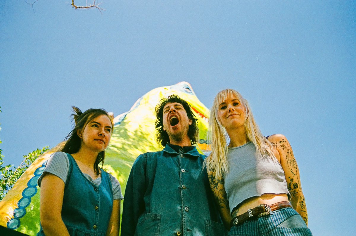 propaganda_site's tweet photo. Being Dead mixes psychedelia, garage rock, surf sound, and freak folk into a free-spirited, scrappy, and vibrant kind of music whose sense of fun is contagious.
Latest addition to our site at https://t.co/NaIR1nt6Ou
photo credit: Jade Hammer
#tPsNewEntry #BeingDead https://t.co/lQUZkaheb0