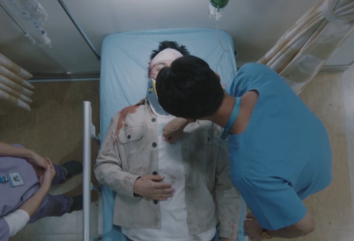 슬의생 시도때도 없이 틀어놓고 보는데
진짜 몇백번을 돌려봐도 에바적인게 있음

1. 내남친의ㅈㄴ알고싶지않은롹밴드사생활;;
      ㄴ 내가겨울이었잖아?저날의안정원평생회피함
2. 익송관계발전을 위한 이익준 퍽치기 이슈 
      ㄴ 자각방법으로 냅다 퍽치기 시킨게 ㅅㅂㅋㅋ