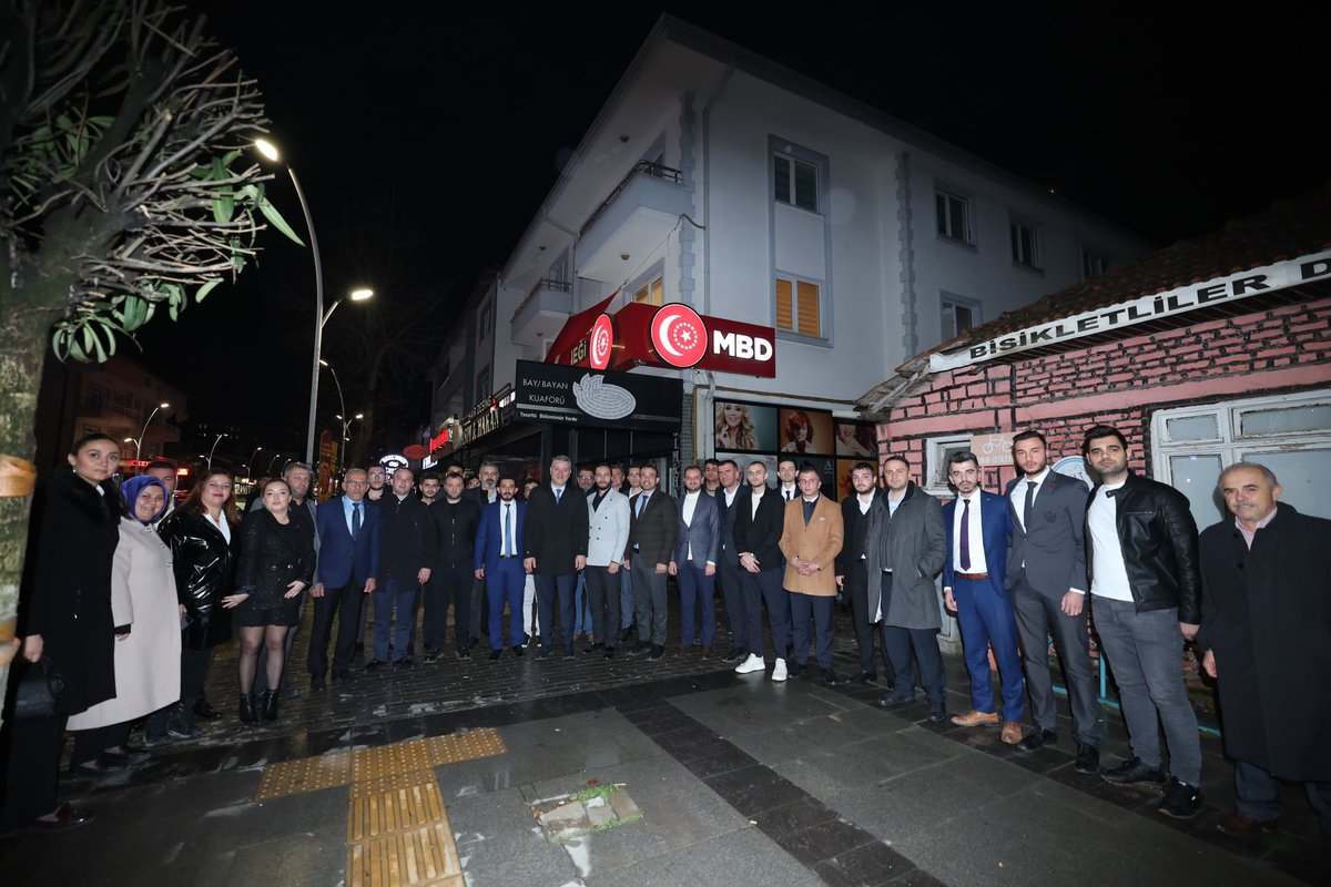 osmancelikSRD's tweet photo. Milli Birlik ve Düşünce Derneği Genel Merkezi’nde genç kardeşlerimizle buluştuk. Yerel yönetimlerde gen��lerin temsilini güçlendirmek amacıyla gençlik meclislerimizi ve derneklerimizi önemsiyoruz. Onların işlevlerini güçlendirmek için yanlarında olmaya devam edeceğiz. 
#Serdivanİçin 
#HazırızKararlıyız