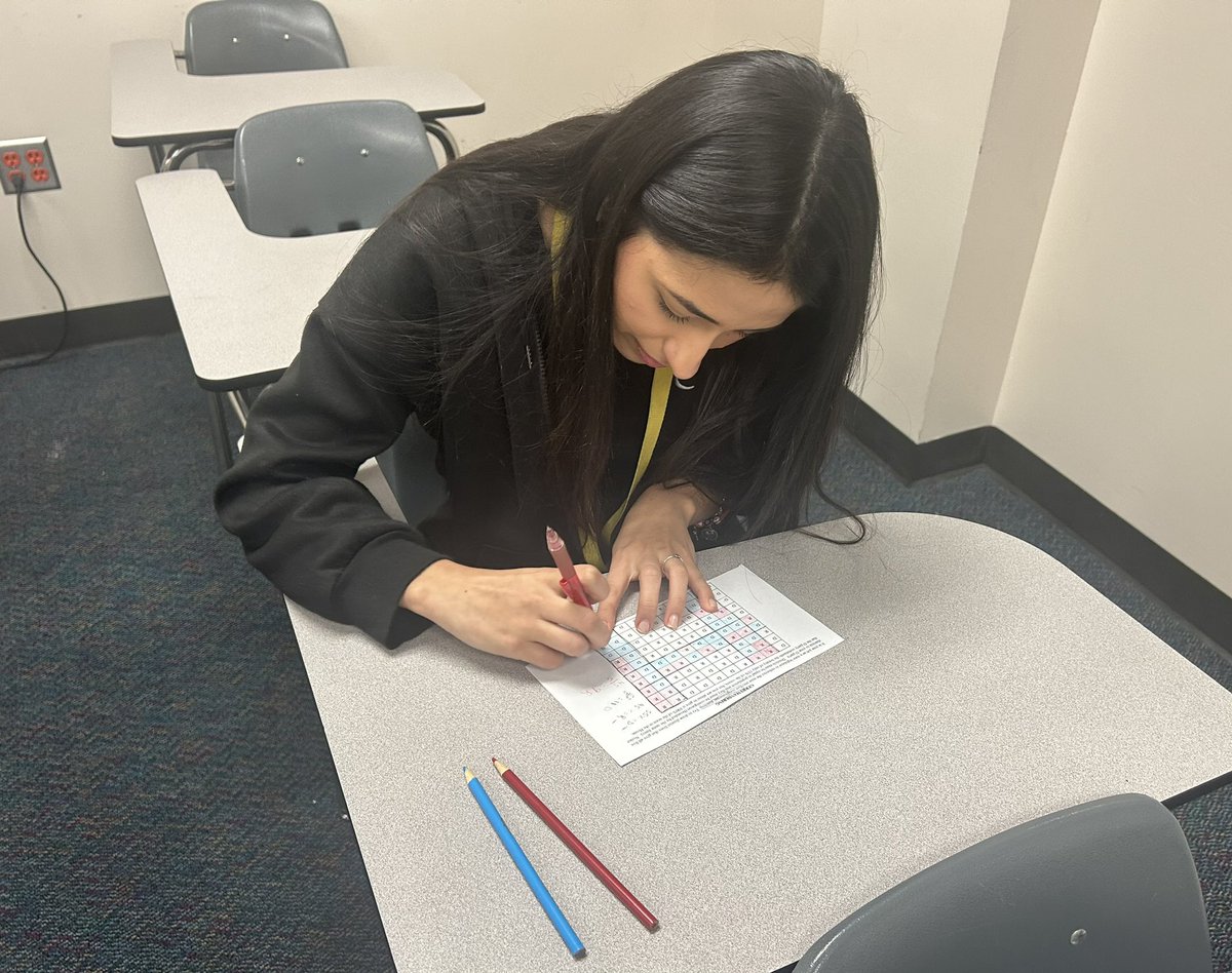 GutierrezJVHS's tweet photo. 6th period attempting to gerrymander legislative districts. “Ms. this is hard!”
Yes, yes it is.
“We give up!”😁😁
#experientialactivity
#funformetowatchit https://t.co/60n8LXKthJ