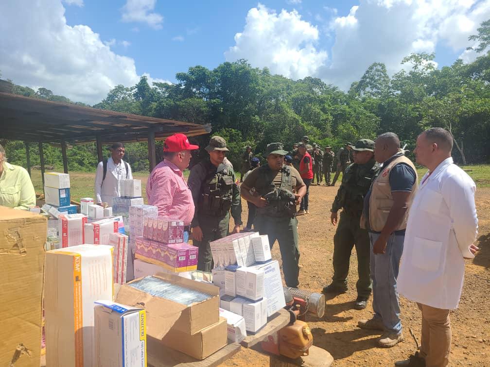 Pampan232's tweet photo. 13#Feb|| La #FANB se despliega en loable labor de jornada médico integral para la atención del pueblo de la Guayana Esequiba. https://t.co/SJJ1bfiIl4