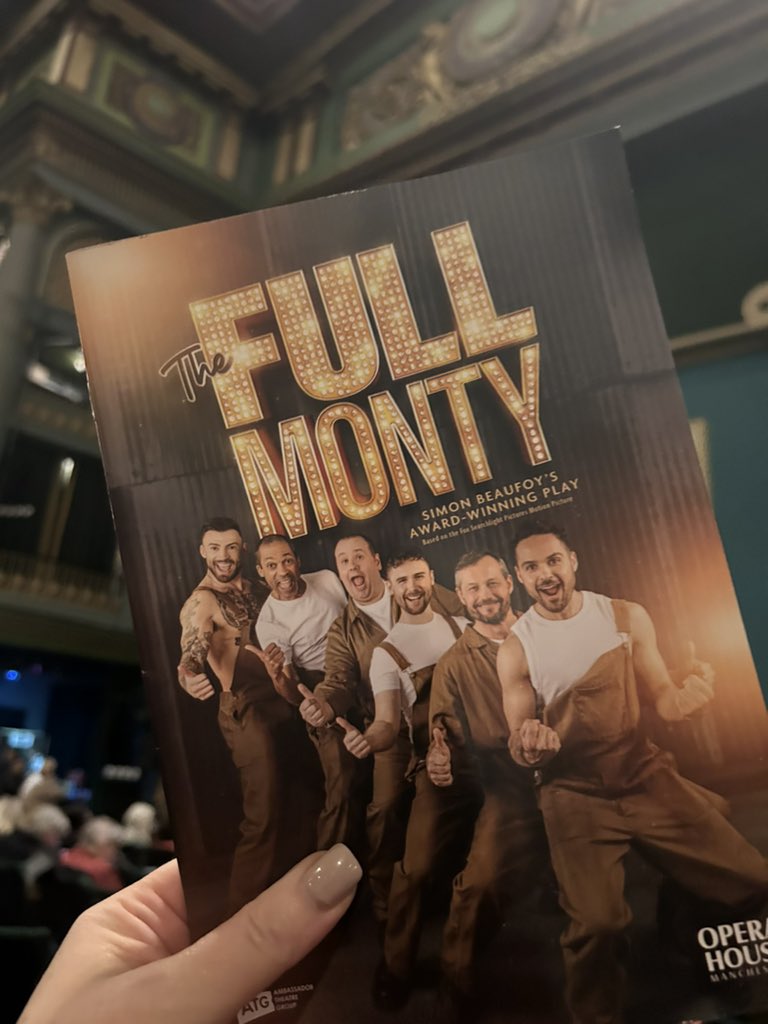 This is going to be fab, and the theatre is packed  ! @palaceandopera  @fullmontyplay  #pressnight