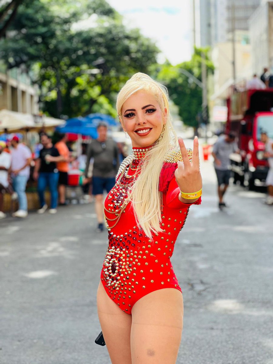 No palco do Bloco Belô Afrô, mergulhei na magia da Savassi! 
Uma dia de brilho, música e pura emoção.