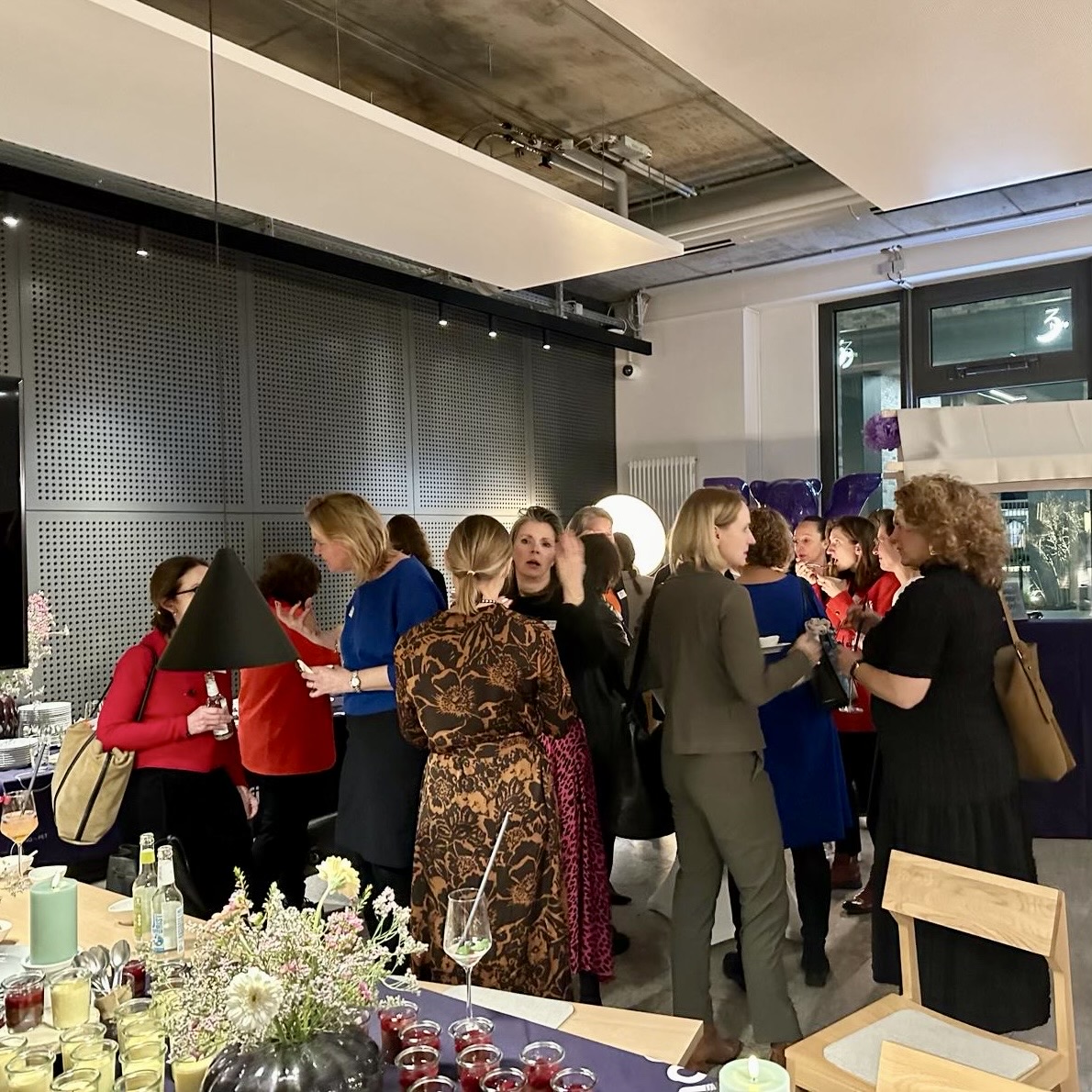 #FrauenPower beim @FidARev Vernetzungstreffen! Inspirierende Gespräche mit Dr. Anja Seng, der treibenden Kraft hinter dieser wichtigen Bewegung, und der Staatssekretärin @michaklapp. Gemeinsam für mehr Gleichstellung und Frauen in Führungspositionen! Eure Ines 💪 <a href="/LinksfraktionB/">Linksfraktion Berlin</a>