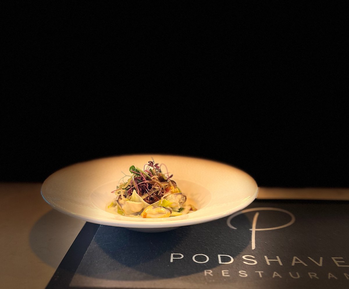 Cornish mussels, cider and leek cream, coriander seed flatbread 📷

Reservations can be made through our website 📷
podshaversrestaurant.co.uk/podshavers-res…

#taunton #somerset #restaurant #southwest