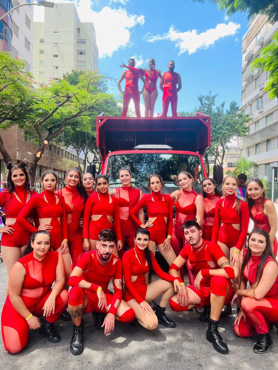 keilagaganc's tweet photo. Com meus incríveis bailarinos, espalhamos alegria e movimento pela Savassi! Juntos, fizemos o Bloco Belô Afrô vibrar com nossa energia contagiante. https://t.co/qVQF1fz8nQ